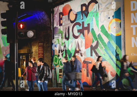 London, UK, November 2017. Touristen und Käufern in den Borough Markt, eines der größten und ältesten Märkte in London. Querformat. Stockfoto