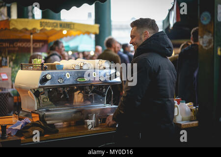London, UK, November 2017. Kaffee in Borough Markt, eine der ältesten und größten Lebensmittelmärkte in London ausgeht. Querformat. Stockfoto