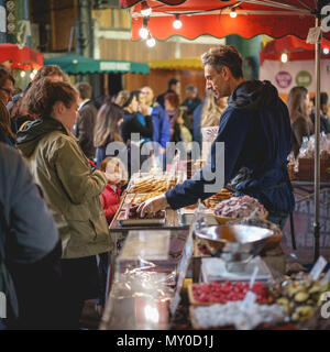 London, UK, November 2017. Bäckerei stall verkaufen Kuchen in Borough Markt, eine der ältesten und größten Lebensmittelmärkte in London. Quadratischen Format. Stockfoto