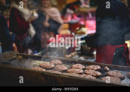 London, UK, November 2017. Burgers in der Nähe Borough Markt, eine der ältesten und größten Food Market in London stand vorbereitet. Querformat. Stockfoto