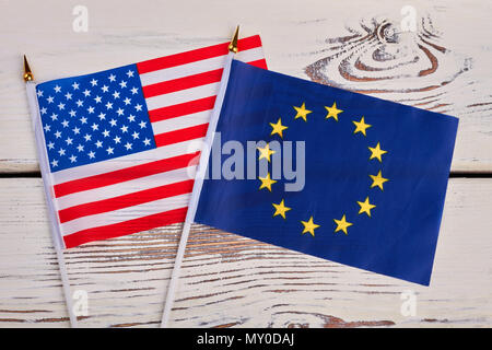 Kleine Flaggen der USA und Europa. Cocktail Flaggen von Amerika und Europa auf vintage Holz- Oberfläche. Stockfoto