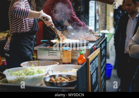 London, UK, November 2017. Fleisch Wraps in einem Stall in Borough Markt, eine der ältesten und größten Lebensmittelmärkte in London vorbereitet. Querformat. Stockfoto