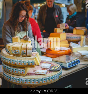London, UK, November 2017. Käse in Borough Markt, eine der ältesten und größten Food Market in London. Quadratischen Format. Stockfoto