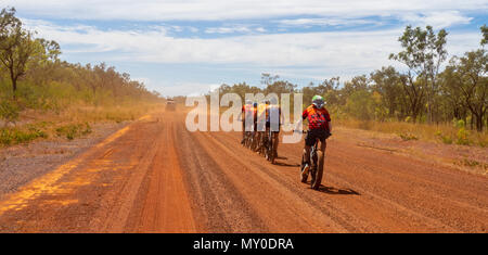 Ein Hauptfeld der Radfahrer reiten Mountainbike oder fatbikes in der Gibb Challenge 2018 auf der unbefestigten Straße der Gibb River Road Kimberley WA Australien Stockfoto