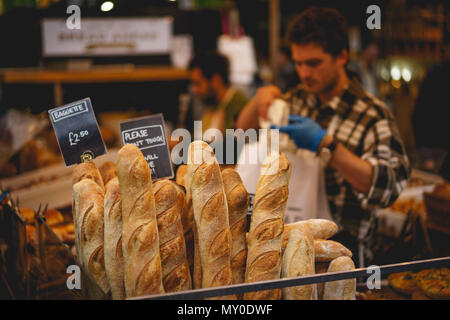 London, UK, November 2017. Französische baguettes auf den Verkauf in einer Bäckerei in Borough Markt, eine der ältesten und größten Lebensmittelmärkte in London ausgeht. Stockfoto