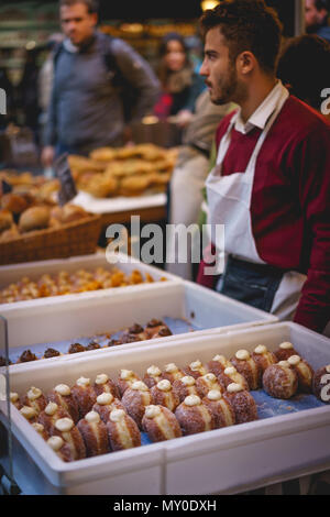 London, UK, November 2017. Bäckerei stall Verkauf von Donuts im Borough Markt, eine der ältesten und größten Lebensmittelmärkte in London. Stockfoto