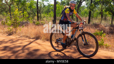 Weibliche Radfahrer reiten Mountainbike in der Gibb Challenge 2018 auf der Gibb River Road Kimberley WA Australien Stockfoto