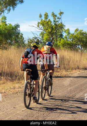 Zwei Radfahrer reiten eines Mountainbikes im Gibb Challenge 2018 auf der Gibb River Road Kimberley WA Australien. Stockfoto