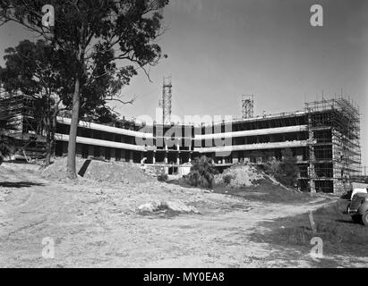 South Brisbane Hospital im Bau, 1957. Das Krankenhaus wurde auf der Website der 1883 Diamantina Waisenhaus gebaut. 1901 wurde Diamantina Krankenhaus für chronische Krankheiten, dann 1943 die South Brisbane Hilfs Krankenhaus, dann South Brisbane Hospital im Jahr 1956 und schliesslich die Princess Alexandra Hospital im Jahr 1959. Stockfoto