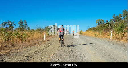 Zwei Radfahrer reiten ihre Mountainbikes in der Gibb Challenge 2018 auf der Gibb River Road Kimberley WA Australien Stockfoto