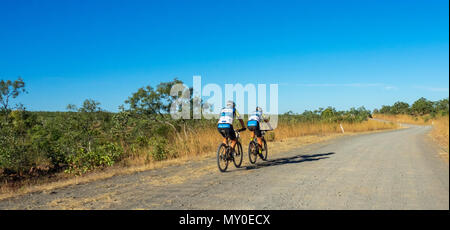 Zwei Radfahrer reiten ihre Mountainbikes in der Gibb Challenge 2018 auf der Gibb River Road Kimberley WA Australien Stockfoto