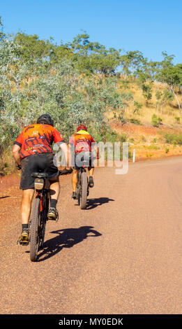 Zwei Radfahrer reiten ein Mountainbike und ein fatbike in der Gibb Challenge 2018 auf der Gibb River Road Kimberley WA Australien. Stockfoto