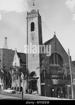 St Andrews Presbyterian Church, Ann Street, Brisbane, c 1950. Von der Queensland Erbe Registerid=600086). St Andrews Kirche wurde im Jahre 1905 für die lokale Gemeinde der Presbyterianischen Kirche, die zuvor auf dem Land jetzt als Teil von Brisbane Central Railway Station verwendet. Das Gebäude von innovativen Architekten entworfen wurde, George D. Payne. Die Presbyterianische Gemeinde, die schließlich gebaut St Andrew's, ihre erste Kirche an der Ecke der Wickham Terrace und Creek Straßen im Jahr 1863 gebaut. Dieses Gebäude, das von Benjamin Backhouse, wurde als die Union Presbyterianischen Kirche bekannt i Stockfoto