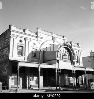 Börse Arcade, Charters Towers, c 1966. Von der Queensland Erbe Registerid=600406). Die Börse Arcade wurde 1888 mit der Gestaltung von Sydney Architekten erbaut, Mark Cooper Tag für Alexander Malcolm als Büro- und Arcade und nannte die Royal Arcade. 1890 Die Börse hat ihre Büros in der Spielhalle, die im Fokus der gold-mining Investitionen während der hochphase der wichtigsten Queenslands Goldfield. Gold wurde auf dem Gelände des Charters Towers wurde Ende 1871 von einem kundenakquise PA entdeckt Stockfoto