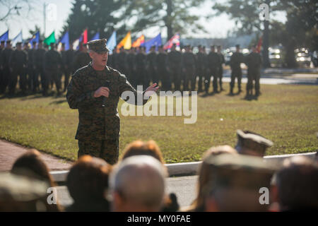 Sergeant Maj Bryan Zickafoose gibt seinen Abschied als auch Worte der Ermutigung während einer Post- und Überdruckventil Zeremonie an der Marine Corps Base Camp Lejeune, N.C., Dez. 15, 2016. Während der Zeremonie Zickefoose seinen Posten als II Marine Expeditionary Force Sergeant Major zu Sgt aufgegeben. Maj Richard Drescher, dem früheren Sergeant Major der 2. Marine Flugzeugflügel. (U.S. Marine Corps Foto von Sgt. Anthony Mesa) Stockfoto