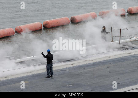 161216-N-NN 369-003 Newport News, Virginia (31. 16, 2016) Segler geben mit dem Daumen nach oben, um zu signalisieren das Katapult ist Bereit auf dem Flugdeck der Nimitz-Klasse Flugzeugträger USS Abraham (CVN 72). Abraham Lincoln ist in der Endphase der vier Jahre Tanken und komplexen Überholung und wieder in die Flotte Anfang 2017 geliefert werden. (U.S. Marine Foto von Petty Officer 3. Klasse Jessica Paulauskas/Freigegeben) Stockfoto