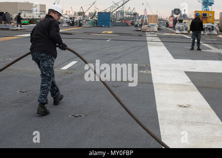 161216-N-NN 369-004 Newport News, Virginia (31. 16, 2016) Segler die Arbeiten an dem festhalten der Gang auf dem Flugdeck der Nimitz-Klasse Flugzeugträger USS Abraham (CVN 72). Abraham Lincoln ist in der Endphase der vier Jahre Tanken und komplexen Überholung und wieder in die Flotte Anfang 2017 geliefert werden. (U.S. Marine Foto von Petty Officer 3. Klasse Jessica Paulauskas/Freigegeben) Stockfoto