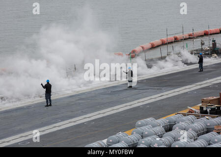 161216-N-NN 369-005 Newport News, Virginia (31. 16, 2016) Segler geben mit dem Daumen nach oben, um zu signalisieren das Katapult ist Bereit auf dem Flugdeck der Nimitz-Klasse Flugzeugträger USS Abraham (CVN 72). Abraham Lincoln ist in der Endphase der vier Jahre Tanken und komplexen Überholung und wieder in die Flotte Anfang 2017 geliefert werden. (U.S. Marine Foto von Petty Officer 3. Klasse Jessica Paulauskas/Freigegeben) Stockfoto