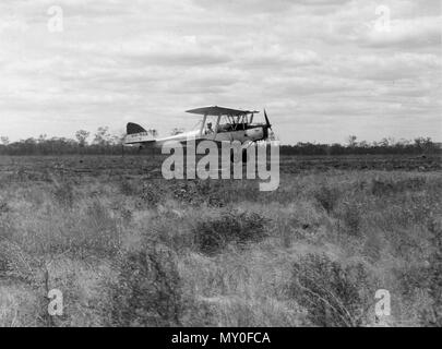 Tiger Moth Ebene für für die Aussaat, November 1963 verwendet. Eine De Havilland DH 82 Tiger Moth von Braun Williams Aviation Ltd. war für die Aussaat des Fitzroy Becken Regelung in den frühen 1960er Jahren verwendet. Dieses Flugzeug gestartet Leben in der Royal Australian Air Force im Jahr 1942. Es fliegt heute noch mit der Royal Aero Club von Western Australia. Stockfoto