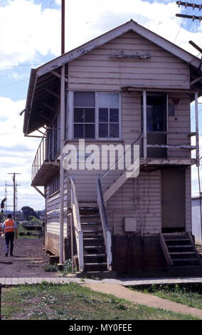 Toowoomba Bahnhof Signal Kabine A, 1993. Im Zusammenhang mit der Signalisierung und safeworking in Toowoomba Hof ist das ein Signal der Kabine, aus der Verwendung Mitte 1993 übernommen. Diese Hütte stammt möglicherweise aus den 1920er Jahren. Die Cabin Interior ist noch intakt, und umfasst Signal Hebel, safeworking Instrumente und Toowoomba yard Diagramm. Verbunden mit dieser Struktur sind die jetzt abgebaut semaphore Signale aus dem Signal der Gantry. Beschreibung Quelle: Queensland Erbe Registerid=600872) Stockfoto