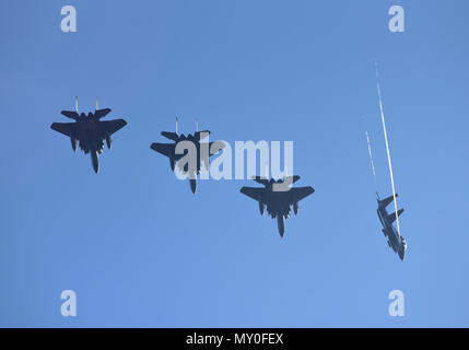 Vier US Air Force F-15E Strike Adler vom Mountain Home Air Force Base, Idaho, fliegen Overhead während Zielflagge 17-1 an Tyndall Air Force Base, Fla., Dez. 16, 2016. Air Force Piloten aus dem ganzen Land an Tyndall für Zielflagge 17-1, einer großen Antenne insgesamt - Kraft ausüben, in der high-end multi-flugzeugzelle Integration Training von Dez. 5-16. (U.S. Air Force Foto von Staff Sergeant Alex Fox Echols III/Freigegeben) Stockfoto