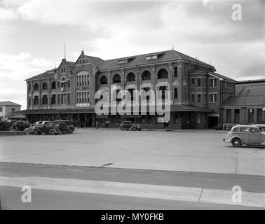 Townsville Bahnhof, 1952. Die Townsville Bahnhof und Norden Yards Workshops wurden in über 1880 kurz nach dem Beginn der Northern Rail Division, einer von vier separate Direktionen von Queensland. In dieser Zeit, die Townsville Station wurde am Rande des Yards, diese Site das operative Zentrum der nördlichen Division. In den ersten Jahren des 20. Jahrhunderts, Verbesserungen an den Workshops und den Bau des neuen Townsville Station zwischen 1910 und 1913 eine neue Regierung Haltung zu den Queensland Railways demonstrieren, mit dem Introdu Stockfoto