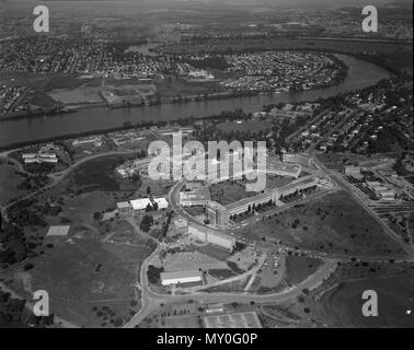 Die Universität von Queensland, St. Lucia, Brisbane, 1967. Der Universität von Queensland wurde durch einen Akt des Parlaments am 10. Dezember 1909 wurde der 50. Jahrestag der Queensland's Trennung von der Kolonie New South Wales zu gedenken. Bau der Forgan Smith Gebäude begann im Jahr 1938 und während des Zweiten Weltkriegs war es der Sitz für die Alliierten Landstreitkräfte im südwestlichen Pazifik. Im Hintergrund ist der Vorort von Yeronga. Stockfoto