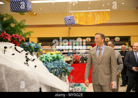 Todd A. Weiler, Stellvertretender Sekretär für Verteidigung, Manpower und finden Angelegenheiten, schaut auf eine Anzeige an der Unterseite Commissary bei einem Besuch in Marine Corps Base Quantico (MCBQ), Va., Nov. 12, 2016. Weiler met mit militärischen und zivilen Führung von MCBQ auf Basis Vorgänge besser zu verstehen. (U.S. Marine Corps Foto von Lance Cpl. Cristian L. Ricardo) Stockfoto