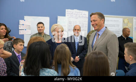 Todd A. Weiler, Stellvertretender Sekretär für Verteidigung, Manpower und finden Angelegenheiten, spricht mit Kreuzung elementare Studenten bei einem Besuch in Marine Corps Base Quantico (MCBQ), Va., Nov. 12, 2016. Weiler met mit militärischen und zivilen Führung von MCBQ auf Basis Vorgänge besser zu verstehen. (U.S. Marine Corps Foto von Lance Cpl. Cristian L. Ricardo) Stockfoto