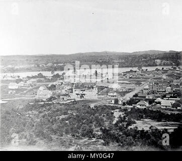 Blick auf Brisbane, 1862. Teil einer Panoramaaussicht von Brisbane aus der alten Windmühle in Spring Hill. In der Mitte ist der teilweise abgeschlossenen Brisbane normale Schule. Dahinter ist die Women's Factory Gefängnis, das 1871 abgerissen wurde, um Platz für das General Post Office. Auf der rechten Seite des Gefängnisses ist St Stephen's Church. Die Straße den Hügel runter ist Edward Street. Der Kurier vom 14. Februar 1862 ÖFFENTLICHE ARBEITEN UND VERBESSERUNGEN. 4603866? ) Im letzten Monat hat unfruchtbar jeglicher Informationen, die geeignet sind, die Gattungen der Öffentlichkeit Interesse gewesen, keine neue Werke von Bedeutung in begonnen worden, da die Stockfoto