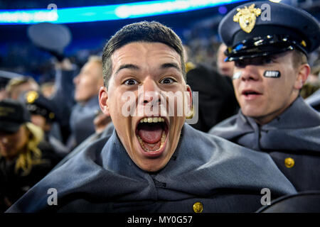 Ein Westpoint Cadet ist mit Aufregung nach der Armee Schwarze Ritter eine 14 Jahr Schlusser Streifen im Vergleich zu den Navy Midshipmen Pause während der Armee Marine Spiel, 10 Dezember, 2016 bei M&T Bank Stadium in Baltimore, MD, überwinden. (U.S. Armee Foto von Sgt. Ricky Bowden/Freigegeben) Stockfoto