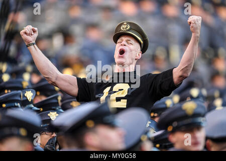 Eine Armee, die schwarzen Ritter fan erhält, während die Armee Marine Spiel, 10 Dezember, 2016 bei M&T Bank Stadium in Baltimore, MD, aufgeregt. (U.S. Armee Foto von Sgt. Ricky Bowden/Freigegeben) Stockfoto