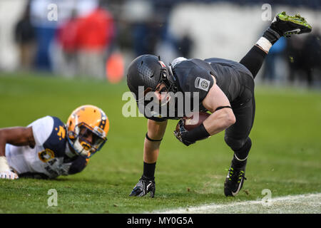 Eine Armee, die schwarzen Ritter player ist nach einer Verriegelung während der Armee, Marine Spiel, 10 Dezember, 2016 bei M&T Bank Stadium in Baltimore, MD, ausgelöst. (U.S. Armee Foto von Sgt. Ricky/Freigegeben) Stockfoto