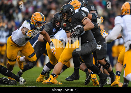 Armee schwarzen Ritter zurück laufen Cameron Dudeck (40) findet eine laufende Lane während der Armee, Marine Spiel, 10 Dezember, 2016 bei M&T Bank Stadium in Baltimore, MD. (U.S. Armee Foto von Sgt. Ricky Bowden/Freigegeben) Stockfoto