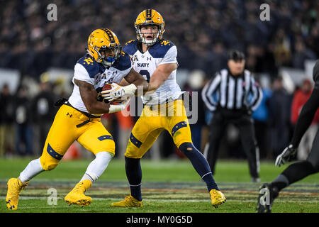 Navy Midshipmen Quarterback Zach Katrin (9) Hände den Ball während der Armee, Marine Spiel, 10 Dezember, 2016 bei M&T Bank Stadium in Baltimore, MD. (U.S. Armee Foto von Sgt. Ricky/Freigegeben) Stockfoto