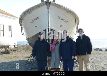 Links: Kapitän Kevin Kiefer, Victoria Stevens, Adm. S.D. Poulin, und Ed McCabe stehen vor einem alten US-Küstenwache lebensrettenden Boot am Mittwoch, Dezember 21, 2016 Am Rumpf Lifesaving Museum in Hull, Massachusetts. Admiral Poulin besucht den Rumpf Lifesaving Museum nach dem Besuch der Station Punkt Allerton mit der Crew zu treffen. (U.S. Coast Guard Foto von Aux. Reid Oslin) Stockfoto