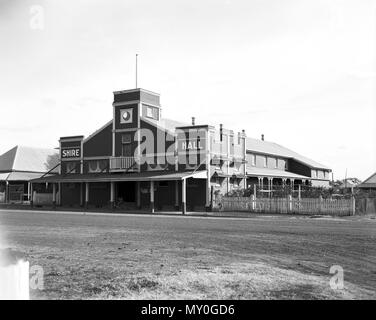 Warroo Shire Hall, 10102, 1949. Von der Queensland Erbe Registerid=602612). Der Warroo Shire Hall wurde 1929 in Surat als administrative und gesellschaftliche Zentrum gebaut. Surat ist das administrative Zentrum der Warroo Shire und ist auf der Balonne River etwa 80 Kilometer südlich von Rom gelegen. Die Surveyor-General Thomas Mitchell abgebildet das Gebiet im Jahre 1846 und der Ortsteil Maranoa wurde im November 1848 verkündet wurde. Der neue Kommissar der Länder mit mehreren Polizei im Jahr 1849 kamen und lagerten auf Yambougal Station, leicht beweglichen bis Fluss ein paar Monate später. Dies war die Website in 18 ausgewählten Stockfoto