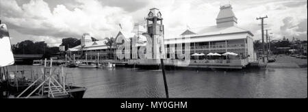 Breakfast Creek, c 1989. Die aktuelle Hotel wurde von William McNaughton Galloway, der Bürgermeister von Brisbane wurde 1889 erbaut. Dieses Mal war eine Wachstumsphase für die Breakfast Creek Bereich mit Branchen wie die Gewinnung von Steinen und Holz - Fräsen. Eine neue Breakfast Creek Bridge eröffnet am 24. Mai 1889 und eine Pferderennbahn war bei Albion gebaut. Die Architekten waren Simkin und Ibler und die Erbauer Woollam und Norman. Das Hotel eröffnet am 17. Mai 1890. Im Februar 1893, dem Brisbane River überflutet und das Hotel war 7 bis 8 Meter unter Wasser. Die oberen Etagen wurden von vielen Menschen als Zufluchtsort genutzt, abgerufen Stockfoto