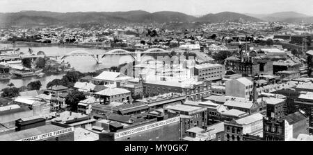 Brisbane Blick nach Westen von der Brisbane City Hall Clock Tower. Die William Jolly Brücke wurde zwischen 1928 und 1932 nach der Gründung von Greater Brisbane 1925 gebaut und war einer der ersten großen Kapital arbeitet der neue Rat der Stadt und trägt den Namen des Ersten Bürgermeisters. Zur Zeit des Baus, der einzige Verkehr Brücke zwischen Nord und Süd Brisbane war der zweite Victoria Bridge, im Jahr 1897 eine frühere Brücke weg, die in der Flut von 1893 gewaschen zu ersetzen. Die William Jolly Brücke überquert den Brisbane River an der Spitze der South Brisbane Halbinsel zwischen Grey Street, So Stockfoto