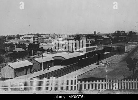 Hauptbahnhof, Brisbane. Der Hauptbahnhof wurde 1889 als Teil der Verbindung von der Roma Street durch Zentrale auf der Brunswick Street, Bowen Hills und Mayne geöffnet. Die erhaltenen Gebäude wurde im Jahr 1899 Der vorläufige Holz und Wellblech Gebäude zu ersetzen. Die Anlage zeigt die Entwicklung der Geschichte von Queensland durch repräsentativ für die Entwicklung der Eisenbahn in Queensland. Es ist ein wichtiger Meilenstein in der Stadt Brisbane, allein und im Revier mit dem Schrein der Erinnerung, Anzac Square, das Queensland Stockfoto