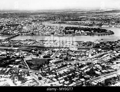 Luftaufnahme von Brisbane nach Norden in Richtung Central Business. Täglicher Standard 11 April 1934 LUFTBILDAUFNAHMEN VON BRISBANE 186152312) auf Anregung der Stadt Techniker (Mr. E. F. GIlchrist), auf Anfrage der Regierung des Commonwealth, dem Civic executive empfohlenen, eine fotografische Luftbildaufnahmen, die 20 Quadratkilometer von der zentrale Teil von Brisbane zu einem Preis von 25 s pro Quadratmeile gesichert werden. Der Herr Bürgermeister bewegt, dass die Empfehlung angenommen werden. Stadtrat Warmington (Arbeit) sprach von einem wunderbaren Geschenk an die Bundesregierung. Er denke nicht, dass Sie sho Stockfoto