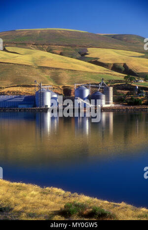 Körnerelevator am Snake River unterhalb der unteren Granit Dam, Garfield County, Washington Stockfoto