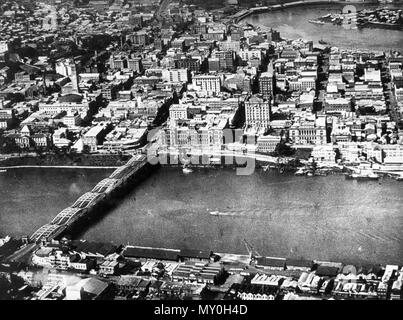 Luftaufnahme des Geschäftszentrum Brisbane Victoria angezeigt. Die Brisbane Courier 15 Juni 1932 ZUSTAND DER VICTORIA BRIDGE. 21975678) Die Stadt Techniker (Mr. E. F. Gilchrist) hat berichtet, dass Victoria Bridge sehr sorgfältig überwacht wird, und daß sein Zustand ist jetzt so gut wie es einmal war, der Oberbürgermeister (Stadtrat J. W. Greene) erklärte gestern. Mehrere Verbesserungen an der Brücke gemacht worden, der Oberbürgermeister hinzugefügt. Stadtrat A. Laurie hatte für einen Bericht gebeten, vor drei Jahren vorbereitet, die von der Regierung Brücke inspector (Mr. W. H. Andrews), der vorschlug, daß die Brücke an Stockfoto