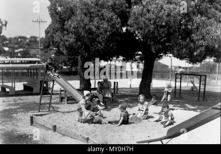 Diamantina, Depot und Kleinkinder Home, Wooloowin, c 1940. Der Diamantina Waisenhaus an der Roma Street, Brisbane 1865 und die Regierung von Queensland wurde 1879 angenommen. Es zog nach Süden Brisbane 1883 und der sandgate in 1893. Im Jahr 1910 war es der Diamantina, Depot und Kleinkinder Home umbenannt und zog nach Wooloowin, und war auch als Wooloowin Zustand Childrens' Home bekannt. Im Weiteren wurde der Diamantina empfangen Home 1962 umbenannt, der Warilda Kinderheim und Warilda Kleinkinder Home im Jahr 1964 und der Warilda empfangen und Assessment Center im Jahr 1967. Es cl Stockfoto