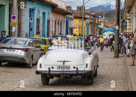 Ein Jahrgang 1950 der American Auto als Taxi in die UNESCO-Weltkulturerbe Stadt Trinidad, Kuba. Stockfoto