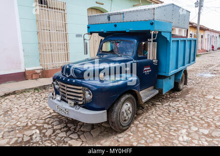 Ein Jahrgang 1950 des amerikanischen Ford LKW arbeiten in der UNESCO Weltkulturerbe Stadt Trinidad, Kuba. Stockfoto