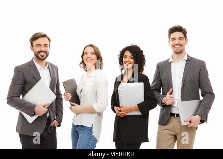 Porträt einer Gruppe von zuversichtlich multirassischen Geschäftsleute mit Laptops auf weißem Hintergrund Stockfoto