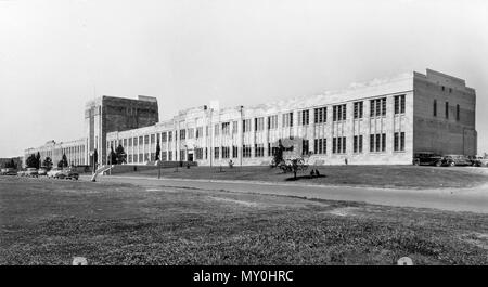 Forgan Smith Gebäude, die Universität von Queensland, St. Lucia, September 1955. Der Bau begann auf dem St Lucia Website in 1937 und das erste Gebäude, später genannt die Forgan Smith Gebäude nach dem Premier des Tages, im Jahre 1939 abgeschlossen wurde. Während des Zweiten Weltkrieges, wurde die erweiterte Hauptquartier der Alliierten Landstreitkräfte im südwestlichen Pazifik. Stockfoto