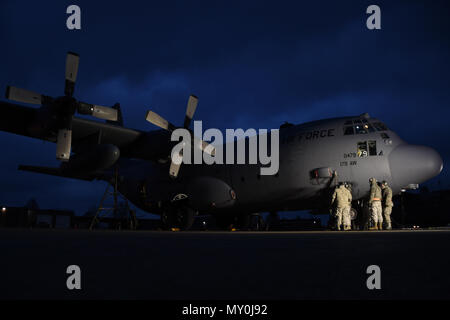 Mitglieder des 179Th Airlift Wing Instandhaltungsgruppe prüfen das Fahrwerk einfahren System einer C-130H Hercules mit einem Wagenheber Ansaugkrümmer das Flugzeug vom Boden ab Dez. 29, 2016 zu heben, auf der flightline an der 179th Airlift Wing, Mansfield, Ohio. Die 179Th Airlift Wing ist immer auf einer Mission, die erste Wahl zu sein, Gemeinschaft, Bund und Missionen mit einem zuverlässigen Team von hoch qualifizierten Piloten zu reagieren. (U.S. Air National Guard Foto von Airman Megan Shepherd/Freigegeben) Stockfoto