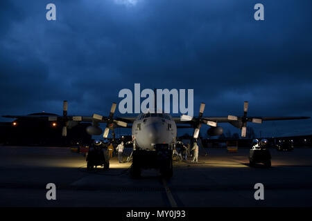 Mitglieder des 179Th Airlift Wing Instandhaltungsgruppe prüfen das Fahrwerk einfahren System einer C-130H Hercules mit einem Wagenheber Ansaugkrümmer das Flugzeug vom Boden ab Dez. 29, 2016 zu heben, auf der flightline an der 179th Airlift Wing, Mansfield, Ohio. Die 179Th Airlift Wing ist immer auf einer Mission, die erste Wahl zu sein, Gemeinschaft, Bund und Missionen mit einem zuverlässigen Team von hoch qualifizierten Piloten zu reagieren. (U.S. Air National Guard Foto von Airman Megan Shepherd/Freigegeben) Stockfoto